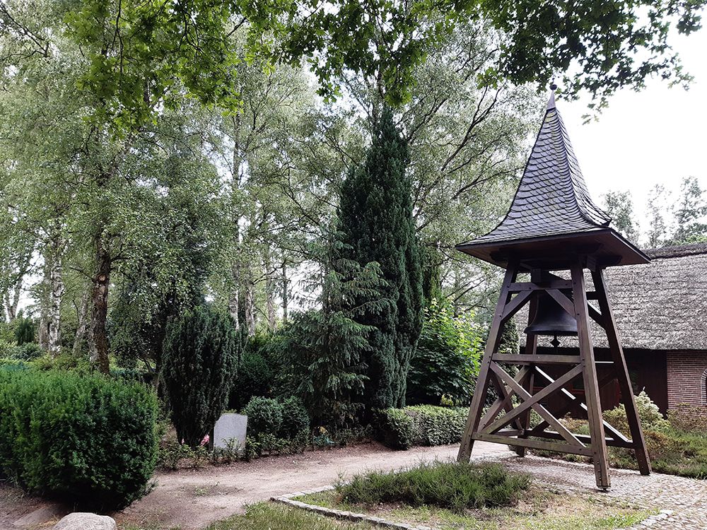 Glocke neben der Kapelle 