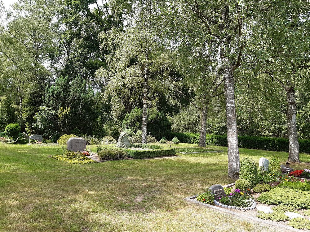 Grabstellen zwischen Bäumen auf dem Friedhof Ottensen