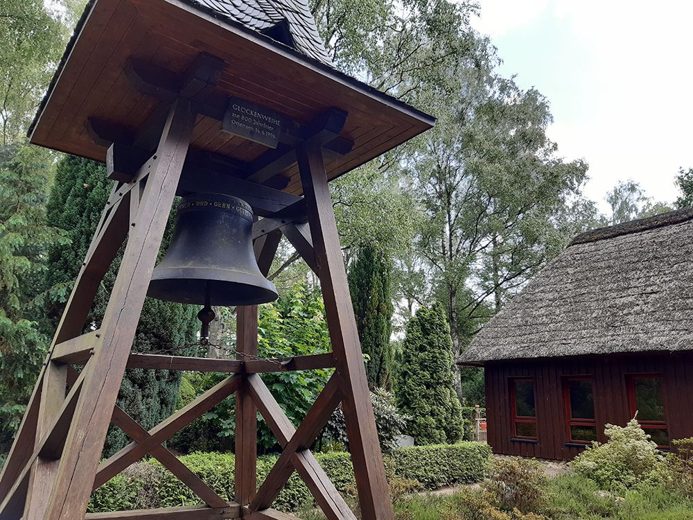Glocke neben der Kapelle Nahaufnahme